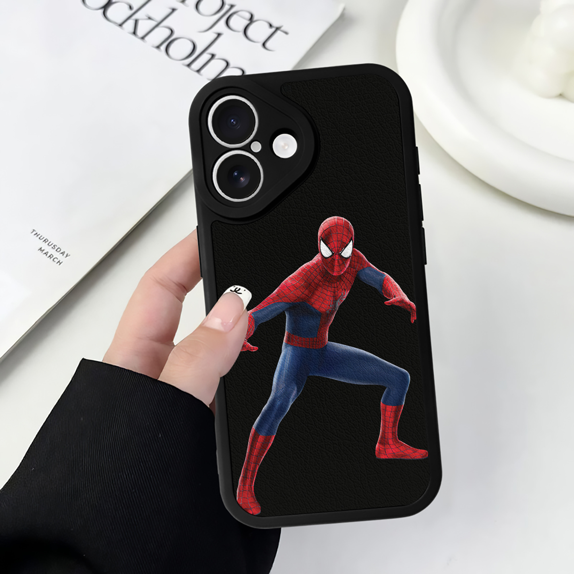 （画像用） Spider Man スパイダーマン 【iPhone 16シリーズ対応】シリコンスマホケース（レザー調） 材質：シリコン